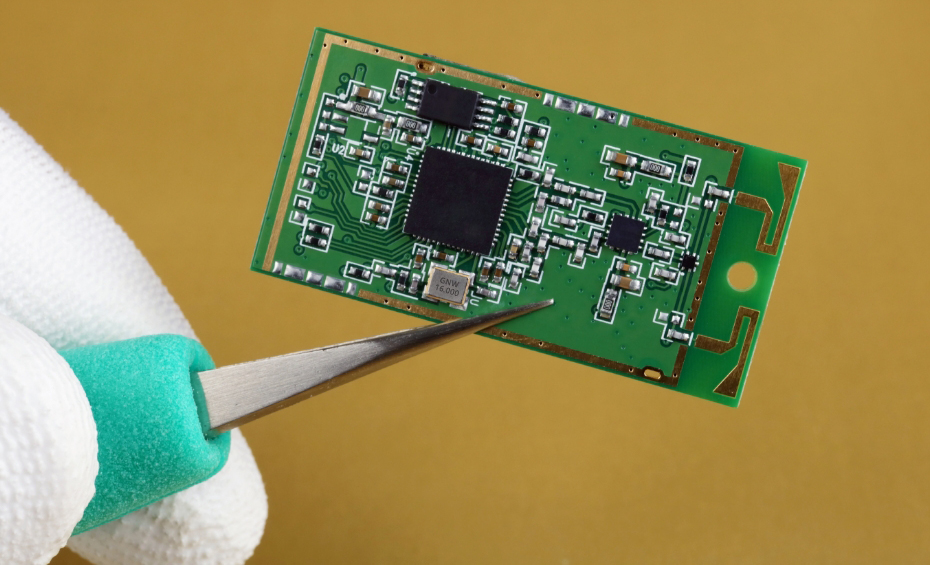 如何使用万用表测量晶振的实际电阻值大小?